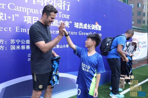 今天，这支小学生足球队迎来了国际足球明星！孩子们都乐疯了