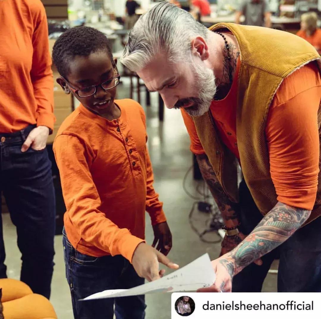 19万人看男生玩编织?从非洲弃婴到全美偶像,11岁男孩用6年逆袭人生...