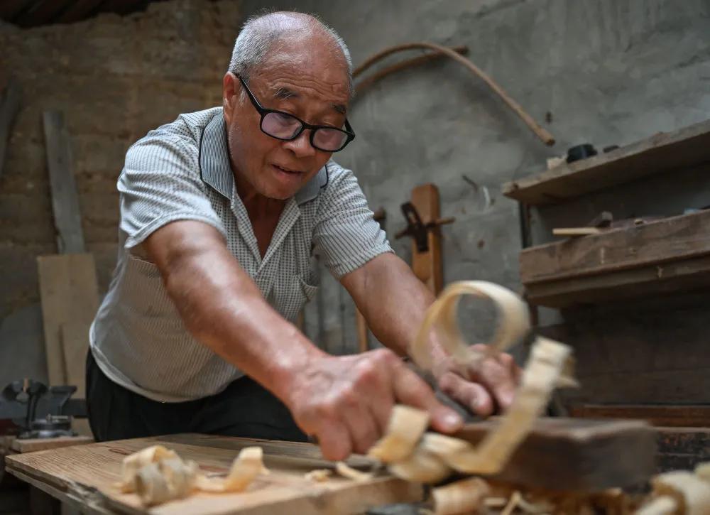 木制工艺品获央视点赞、手制包秒杀爱马仕、螳螂车羡煞万人……