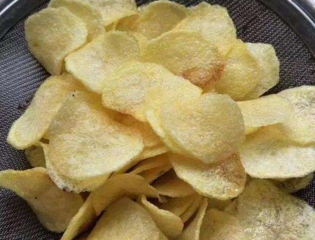 爱吃薯片可乐不能怪自己,炸土豆薯片外脆内酥