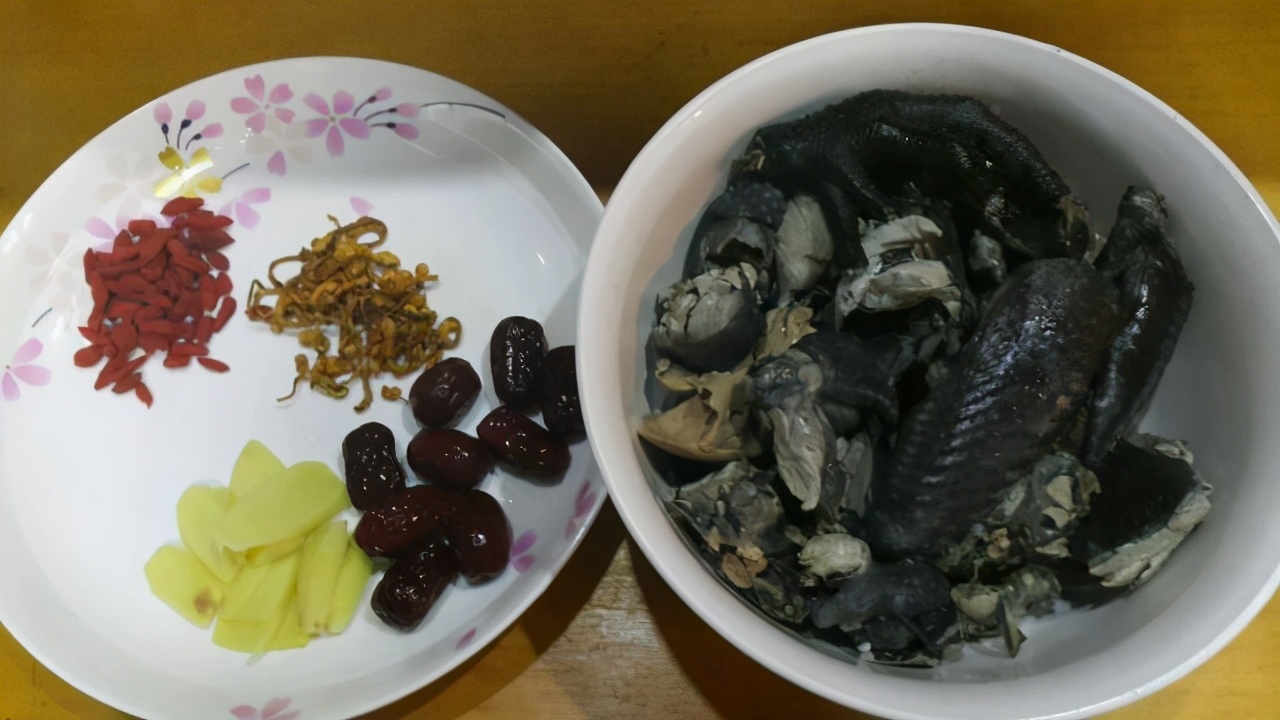 在家炖乌鸡汤，只要注意这“1步”，鸡汤鲜美味道香浓