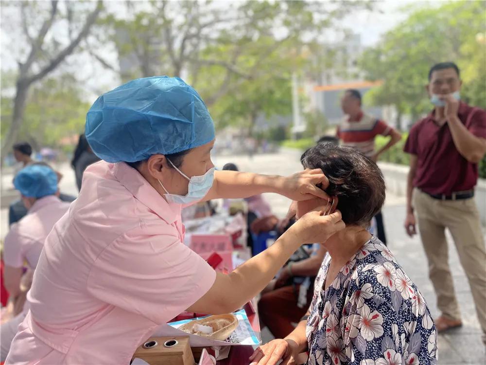 中医义诊进社区服务居民零距离,中医文化进社区健康义诊暖民心