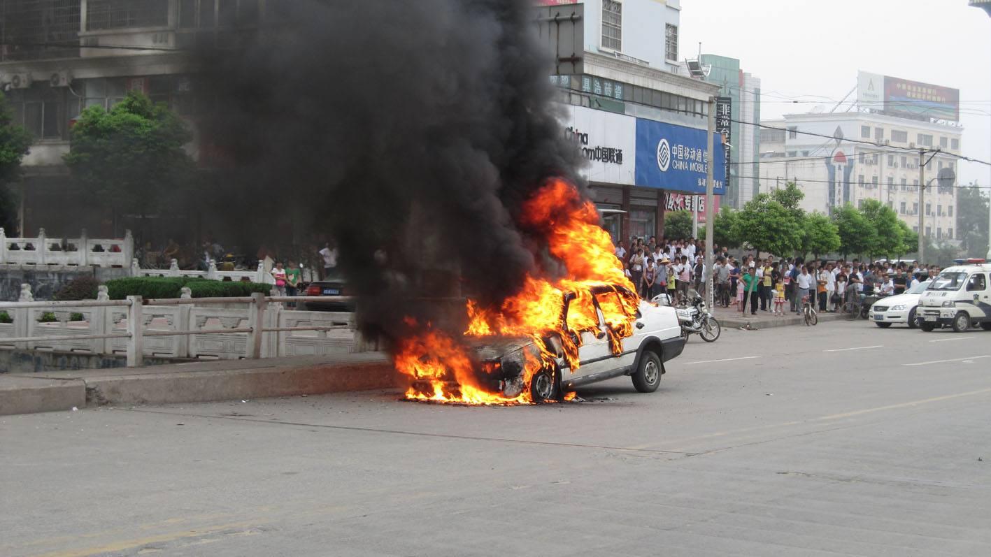 车为什么会自然?这些配置加在车上,热天一到就是定时*弹炸**
