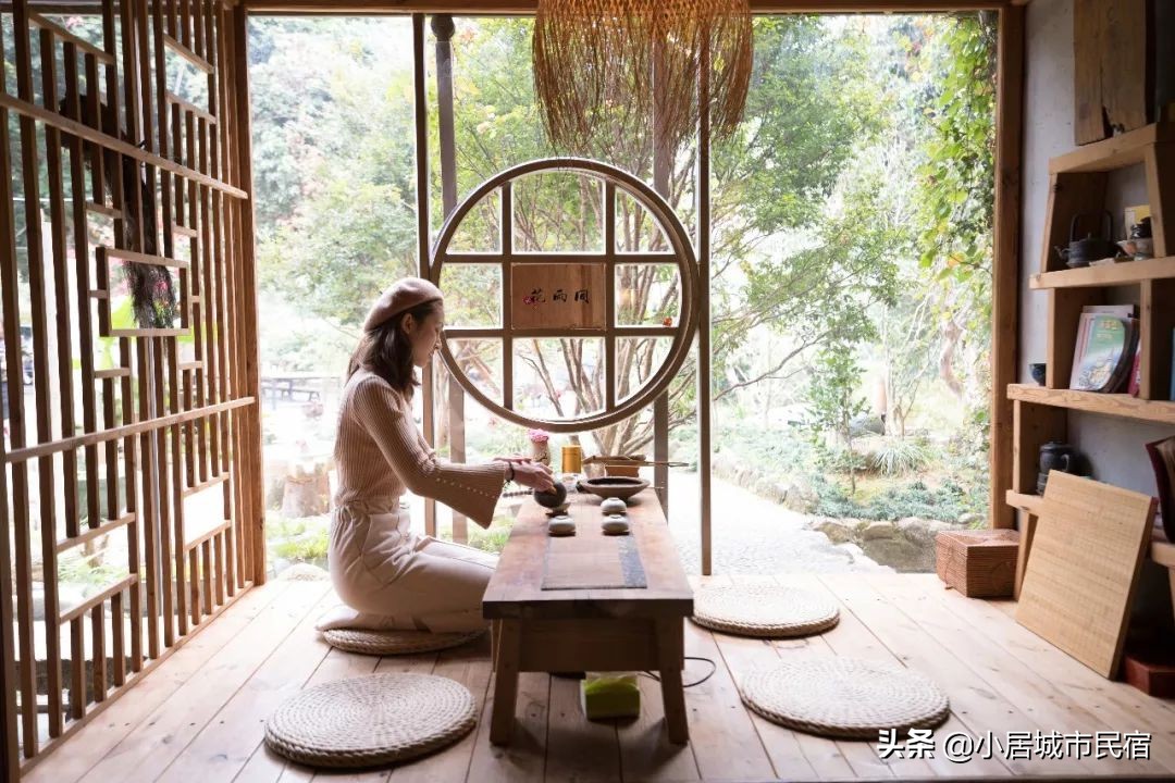 组队去火爆的玻璃屋民宿，星空下围炉火锅烧烤，唱k麻将，放烟花