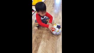 引导爬行、练习大运动,低幼音乐足球带给孩子的趣味运动机会