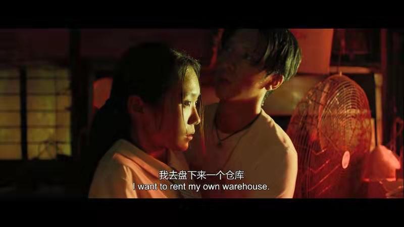 女孩为了一张机票为闺蜜相亲,女孩为了一张机票替富家女相亲