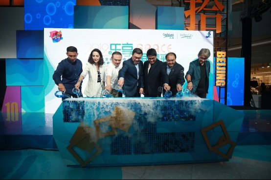 虎鲸宝宝现身北京来福士凯德17城39座购物中心乐享精彩夏日