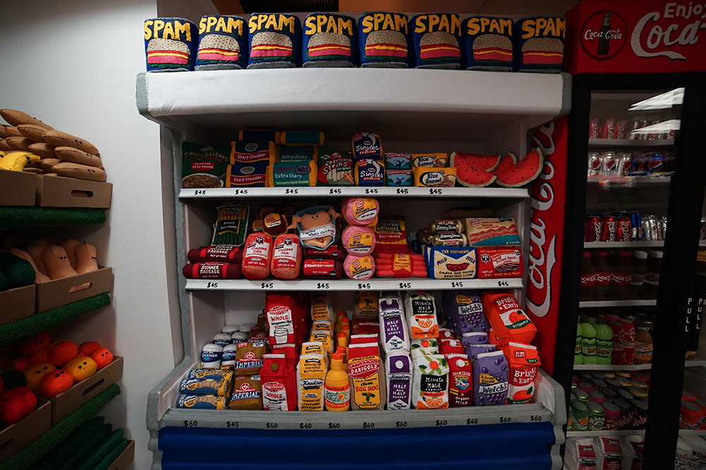 她开了间奇怪的店，货品琳琅满目，却一件也买不了