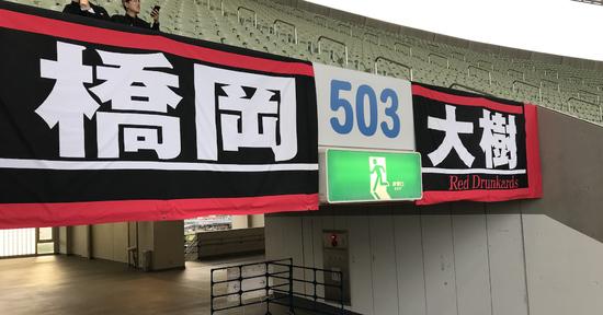 站在看台上,站在看台之上