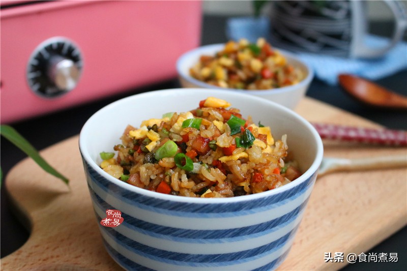 只用鸡蛋和剩饭做美食,一碗剩饭一个瘦肉