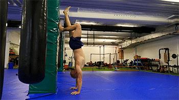 教你一招怎样练倒立,手把手教你学倒立