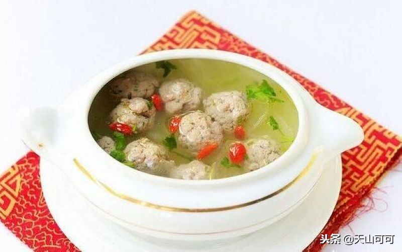 肉丸子汤的做法鲜嫩爽滑劲道十足,鲜嫩劲道的肉丸子做法