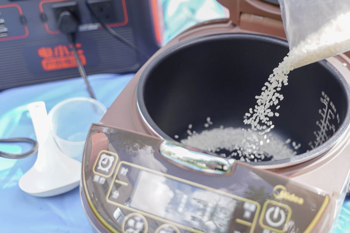 外出露营用电全靠它,电霸级别电小二户外电源1800W测评