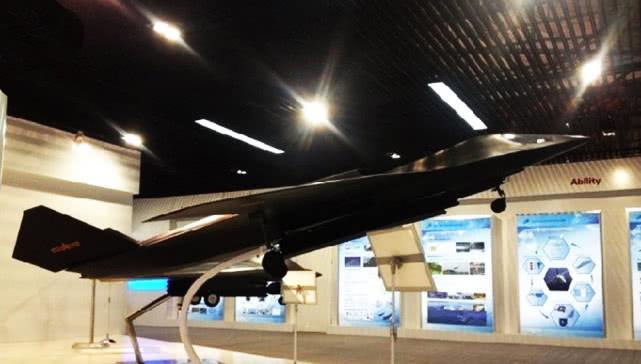 滑跑距离5公里以上,全国只有一两条跑道可用,轰18即将露出真身