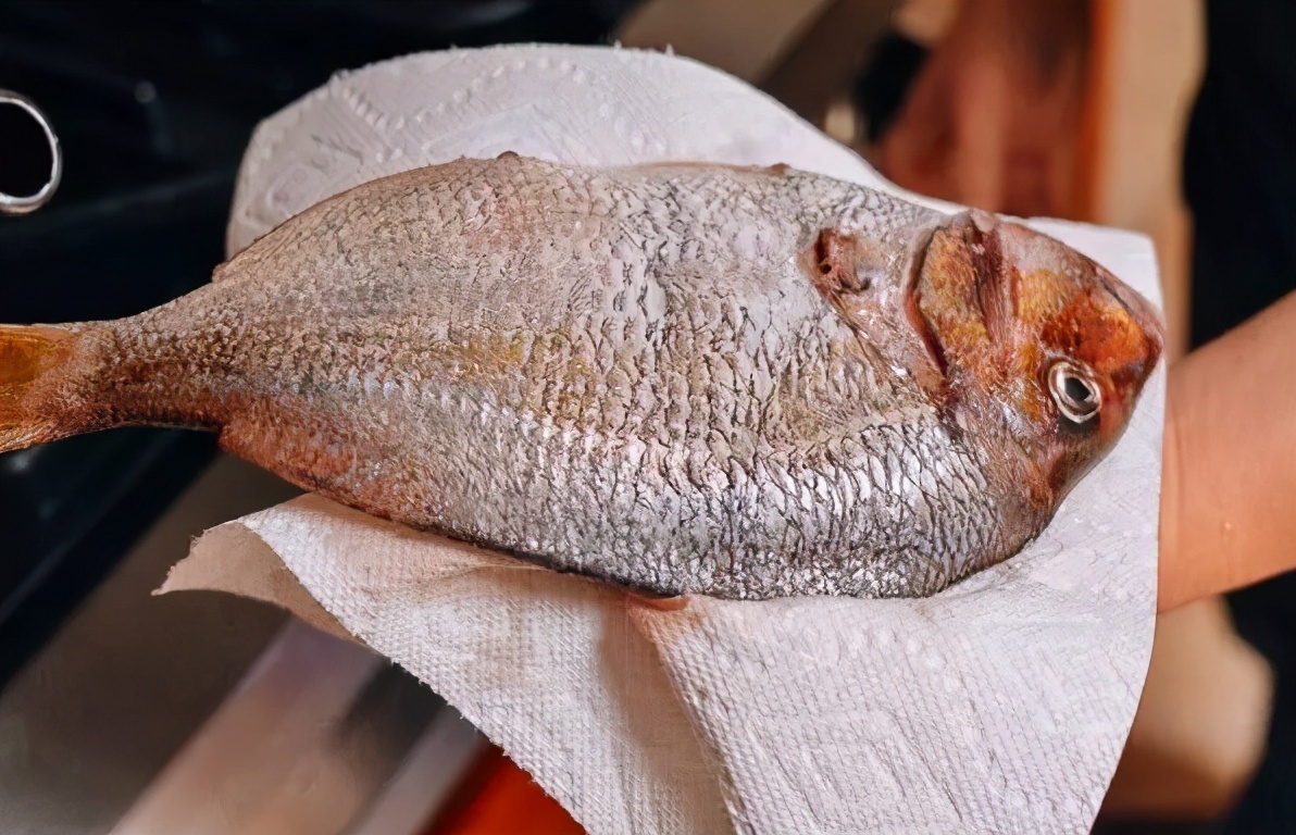 煎鱼怎么煎不破皮,煎鱼别直接下油锅煎加上这一步