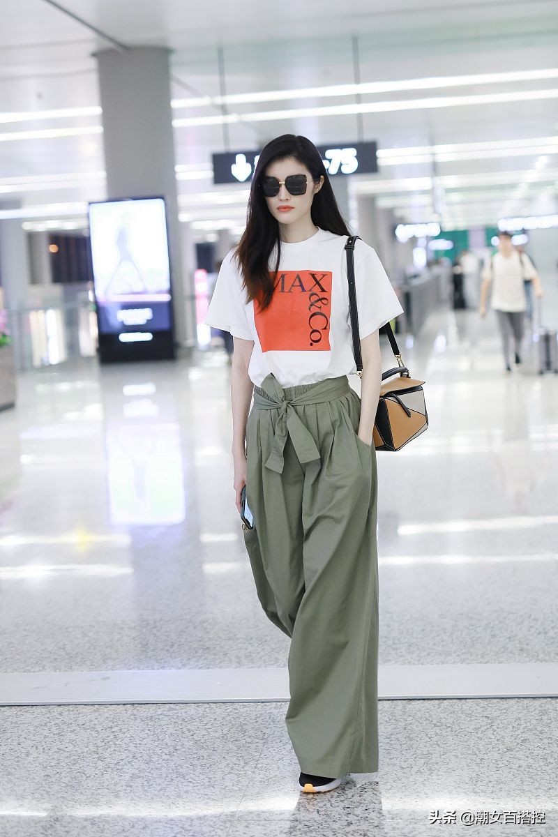 何穗一身长裙惊艳亮相,何穗穿黑色薄纱裙