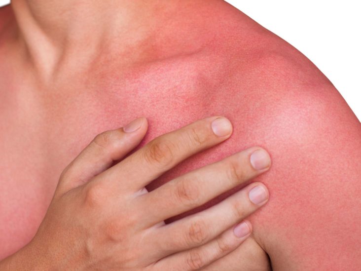 洗虾扎伤手老人被迫截肢保命,老人洗虾手指遭刺保命