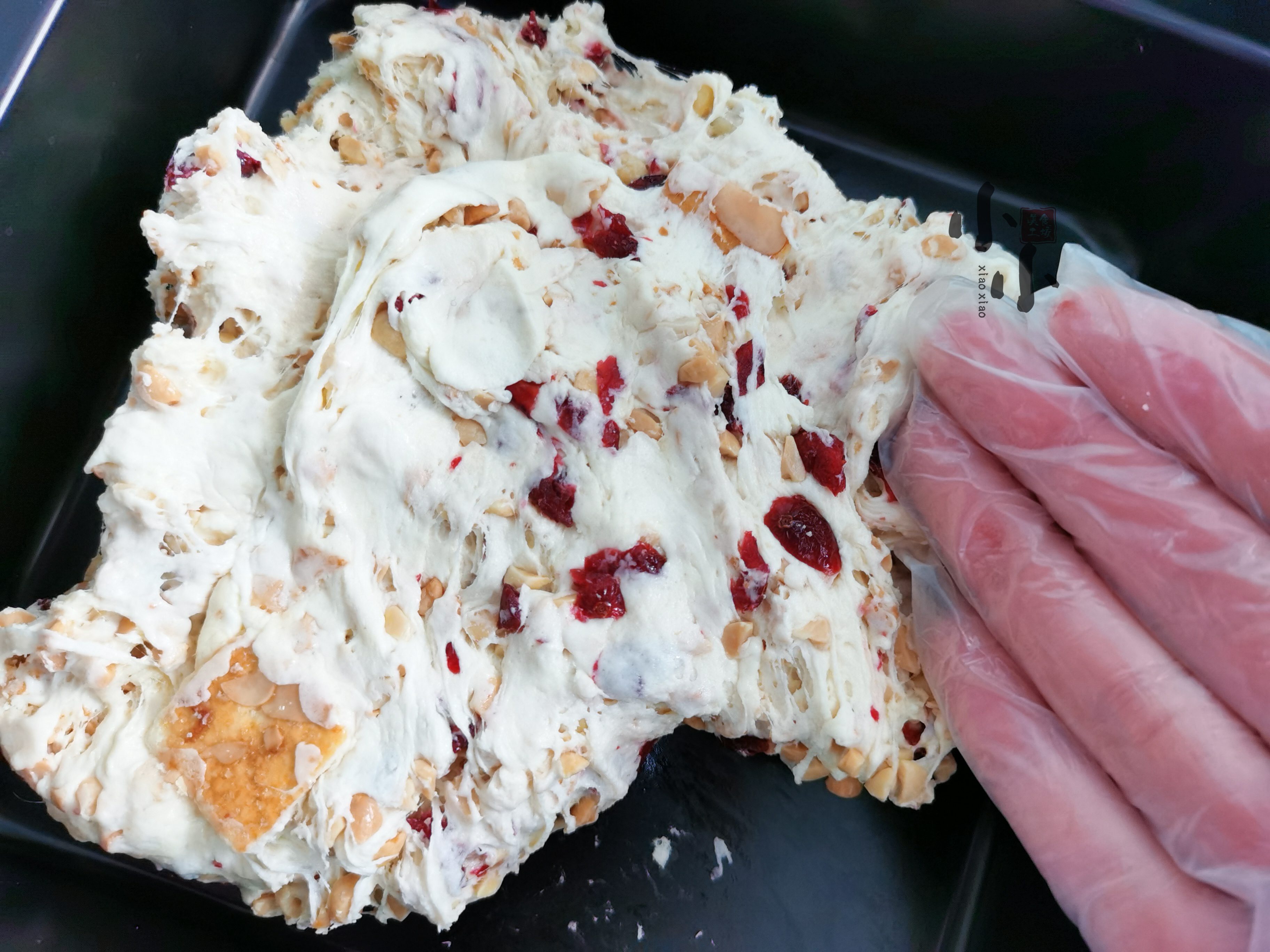 酥脆软糯的牛轧糖好吃到停不下来,绝对不粘锅的牛轧糖的做法步骤