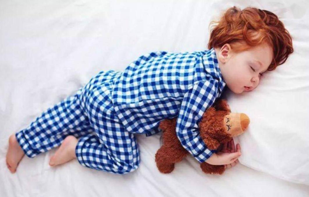 宝宝晚上睡觉蹬被子怎样解决,宝宝睡觉频繁蹬被子