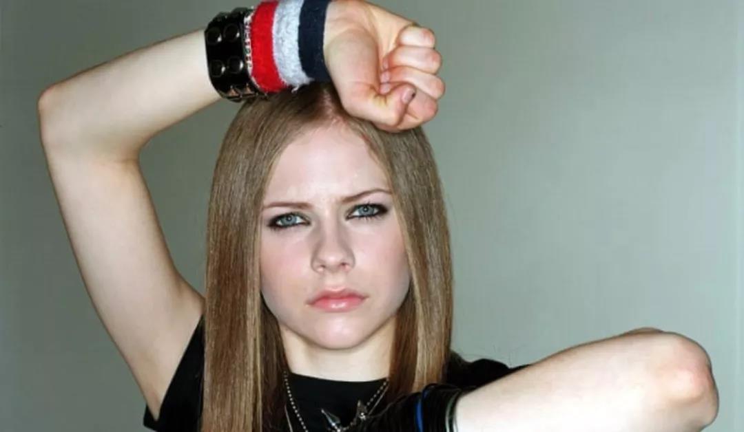 18岁红透全球却因患病失联，被揣测去世后涅槃重生，她叫艾薇儿