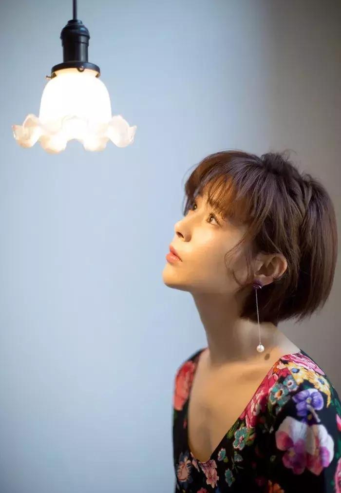 碎发特别多扎不住怎么打理,额前碎发太多怎么扎头发