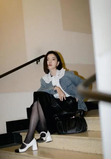 谁说丝袜不能配凉鞋,谁说丝袜一定要配高跟