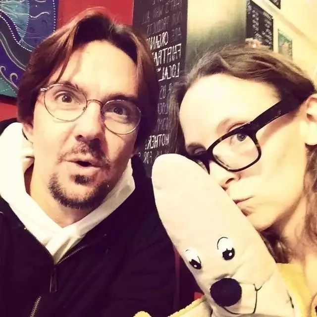 一个95后美女开了一家超市,85后美女开了一家超市