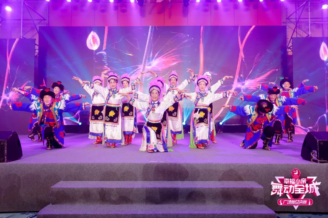 大妈们参加广场舞比赛,春晚广场舞比赛