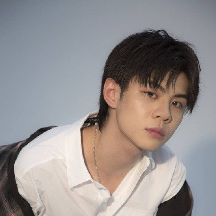 尴尬！两男星人前称兄道弟很亲密，人后却疑扔对方礼物不互关