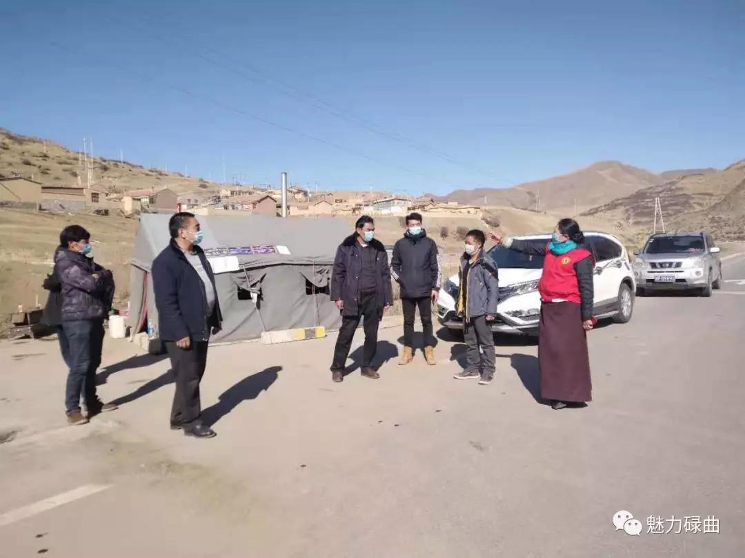 父子上阵战疫情共守家园保平安,父子夫妻齐上阵一家三口共战疫