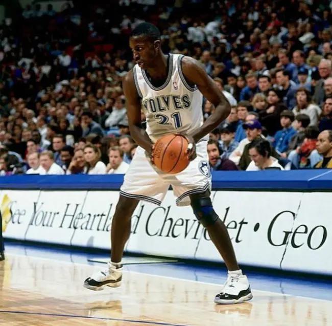 狼王加内特穿过的球鞋,球鞋加内特