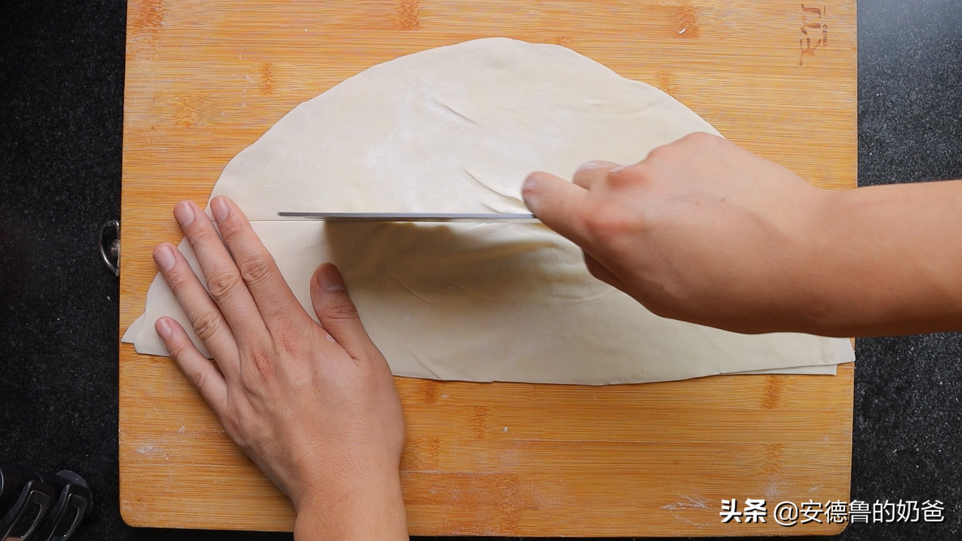 奶爸在家带着娃做馄饨现包现煮真材实料小朋友吃了一大碗