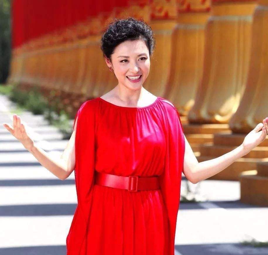 51岁周涛亮相湖南台给哪吒配音，17次主持春晚的她为何离开央视？