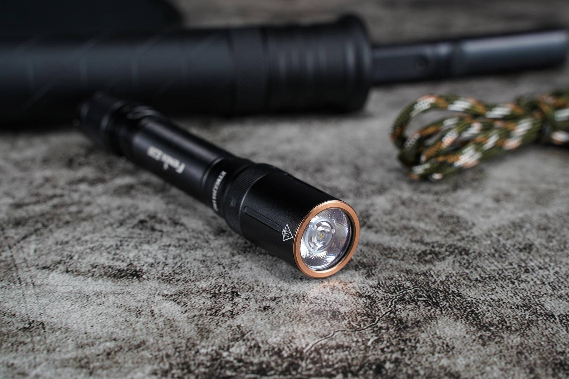 小巧便携，亮度高！体验菲尼克斯E20V2.0便携手电