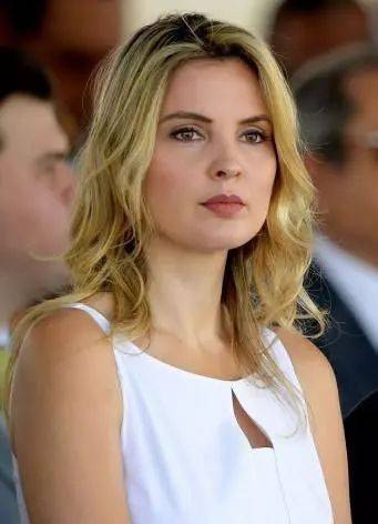 她被称巴西最美第一夫人，选美亚军出身，大胆穿围裹裙秀凹凸身材