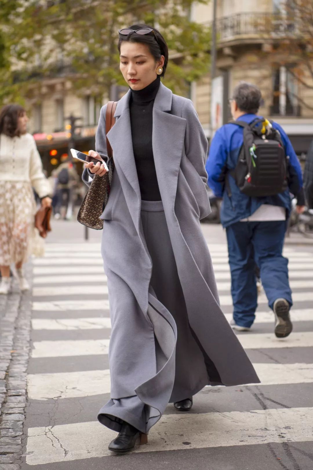 羊绒大衣怎么搭配裤子和打底好看,毛呢大衣穿着好老气