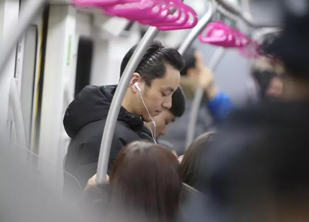 多少年轻人正面临听力损失风险,越来越多的年轻人被脱发困扰