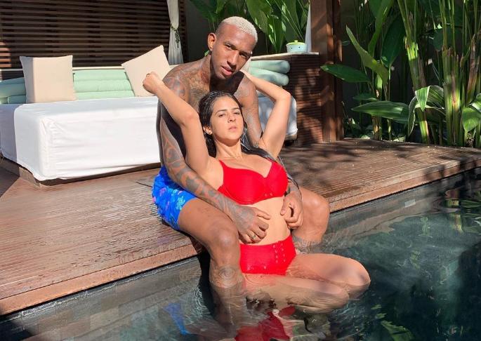 塔利斯卡与新欢PK球技！歌手女友秀胸部停球被老公穿裆过人很生气