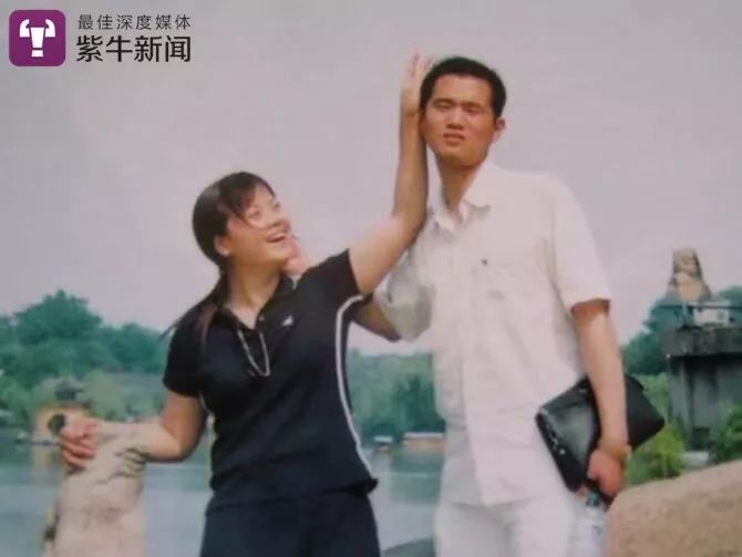 十岁才知道爸爸去世,11岁男孩方知父亲牺牲十年