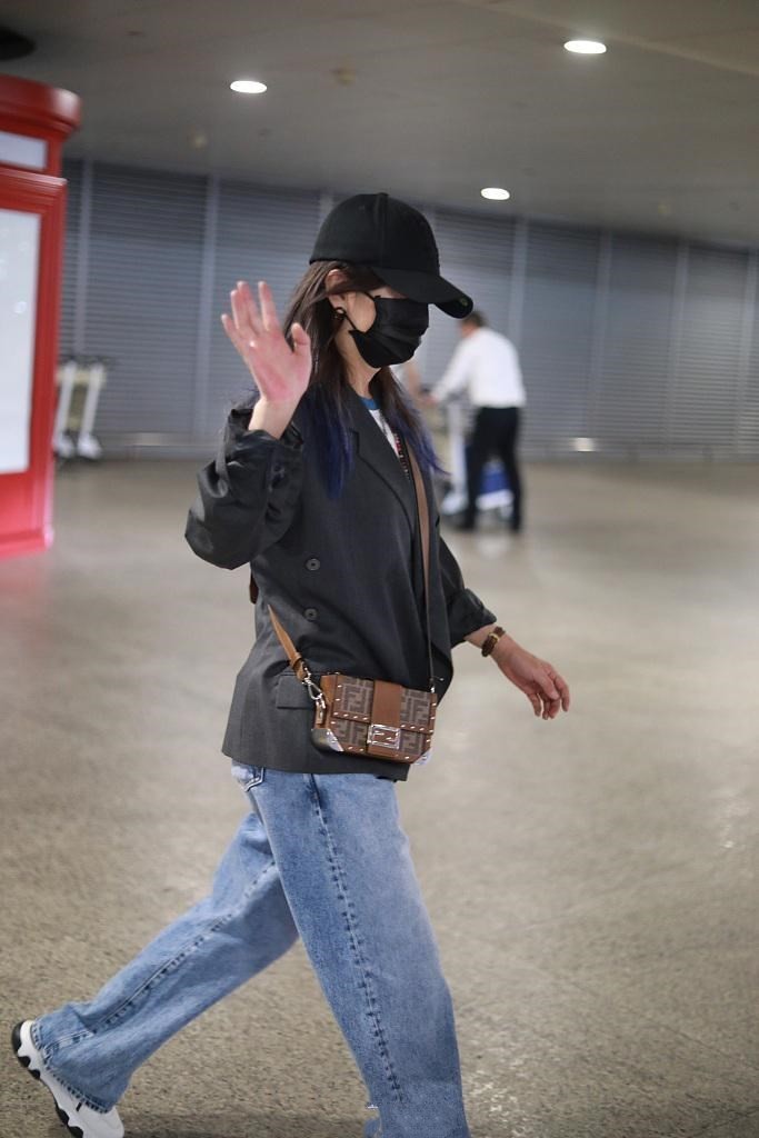 赵薇中长款西装,44岁赵薇的穿搭