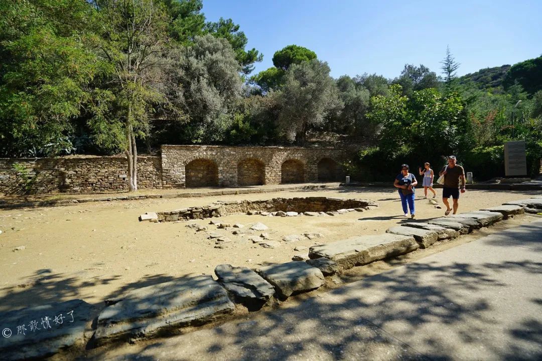 据说塞尔丘克的山坡上的许愿墙很灵验，好多土耳其人来此许愿