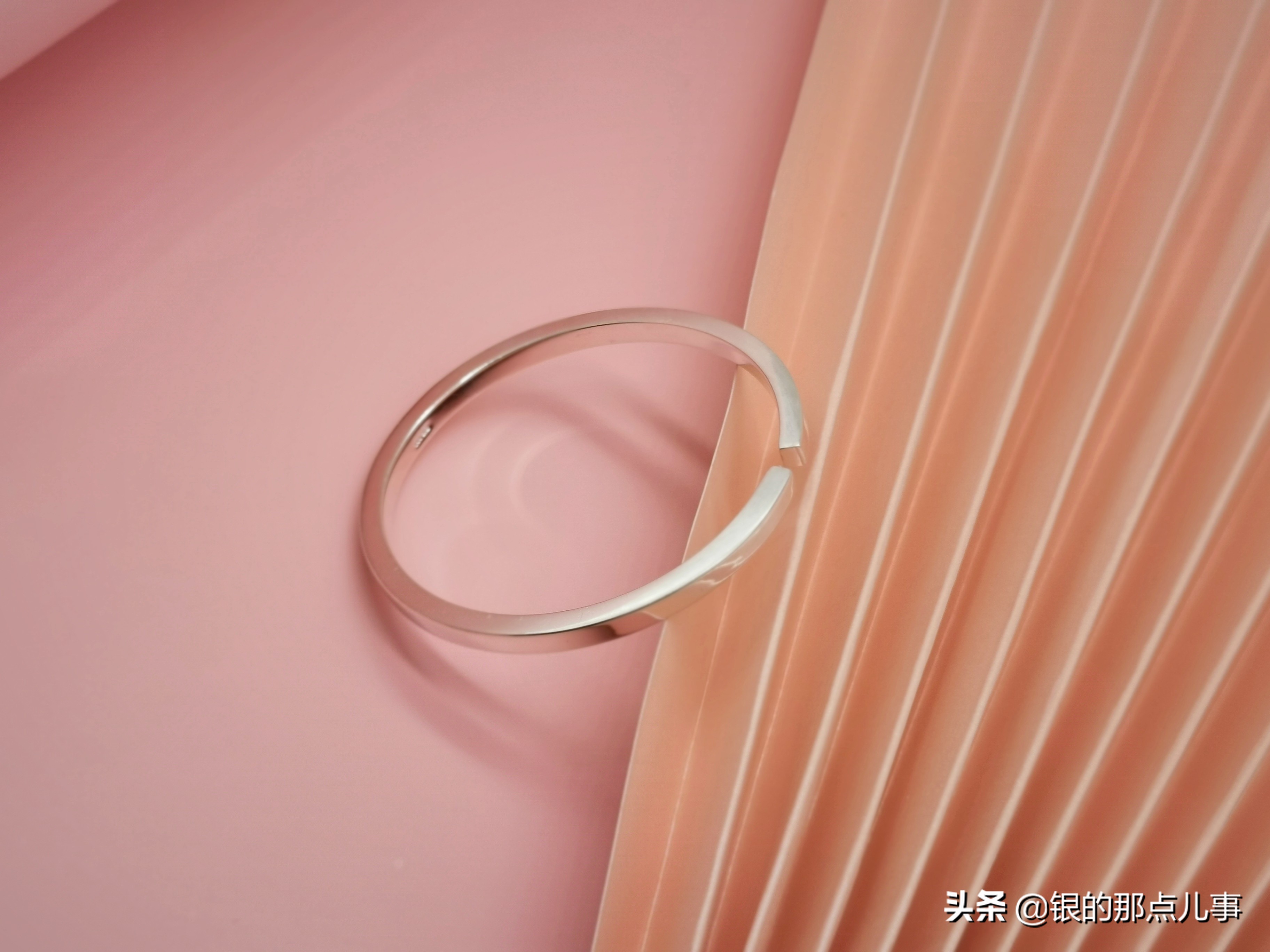 怎么挑选正宗的银手镯,银手镯如何挑选