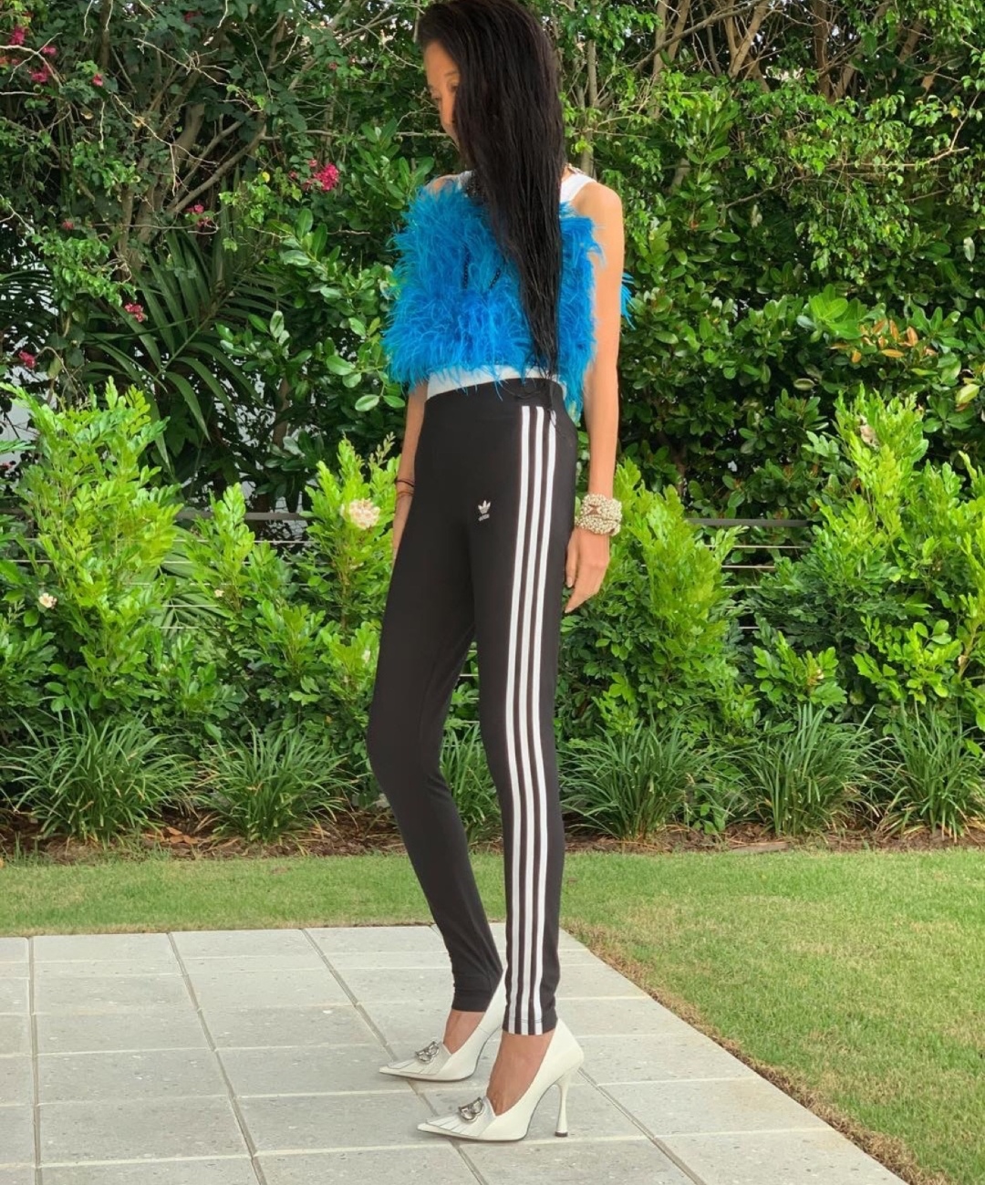 我真服了！70岁王微微有老人脸，但看到这玉女腿少女身材闭嘴了