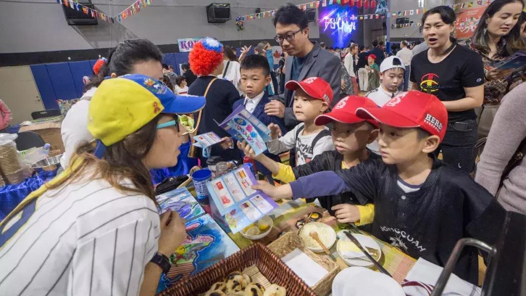 有墨西哥肉卷德国香肠，有棒球运动彩绘走秀，这个学校在干嘛？！
