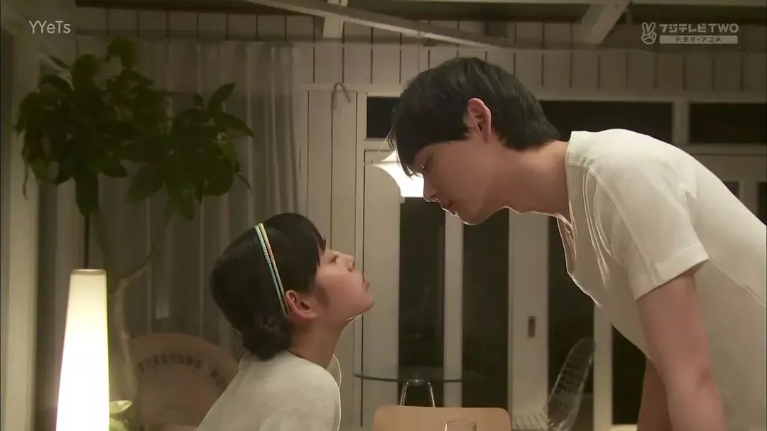 女生怎么做会让男人觉得很爱她,女生怎么让男生忍不住想吻她