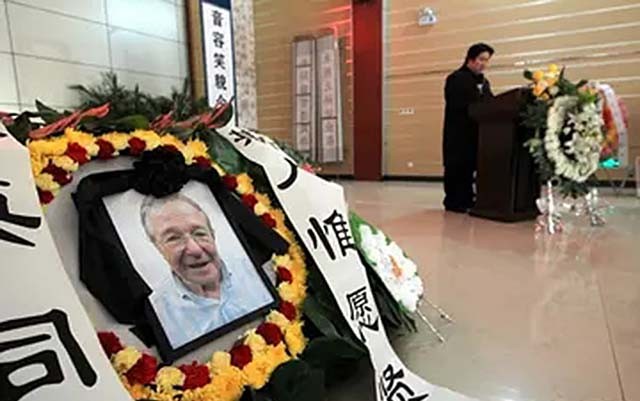中国小伙为报答瑞士房东为其送终，2012年老人去世：想长眠于中国