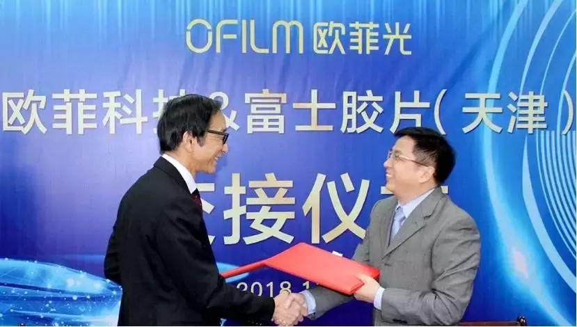 爆雷多家上市公司年报巨额预亏,欧菲光董事长蔡荣军与库克合影