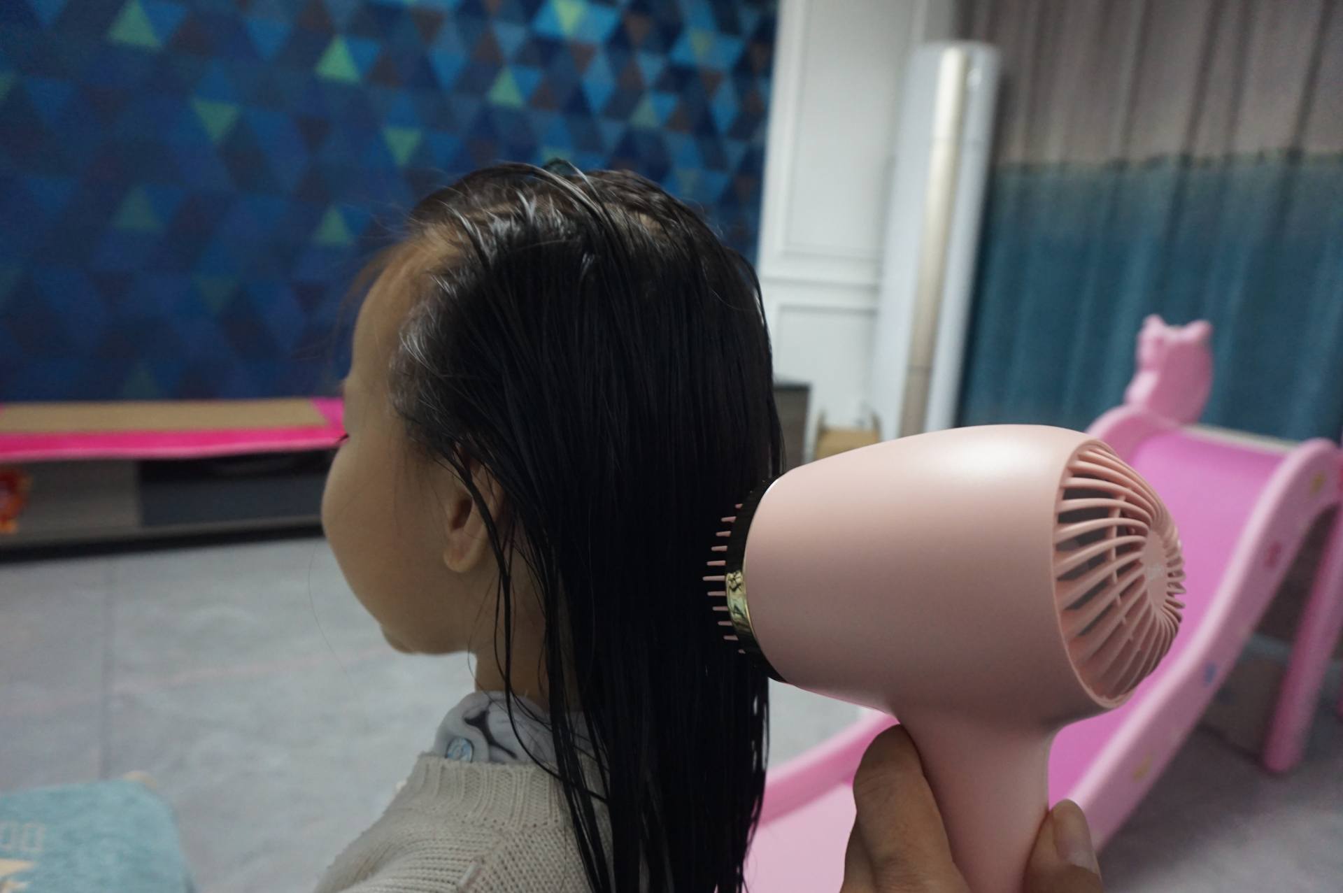 给宝宝呵护,aiboshuo负离子吹风梳测评