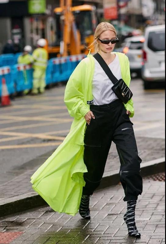 今年最流行穿搭鞋子长筒靴,最新束脚裤穿搭