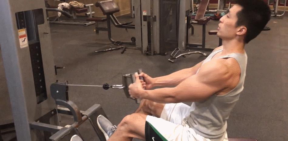 胸肌太圆怎么办,胸肌训练错误会不会导致圆肩